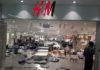 «Они назвали нас обезьянами»: H&M уходит из ЮАР после серии погромов в магазинах марки