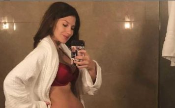 Беременная жена Алека Болдуина сфотографировалась без белья