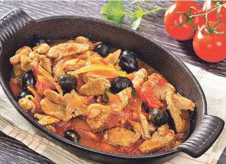 Мясо с консервированными помидорами
