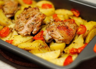 Курица запеченная с картошкой — лучшие рецепты. Как правильно и вкусно приготовить запеченную курицу с картошкой.