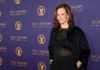 69-летняя Сигурни Уивер показала огромный живот в прозрачной кофте