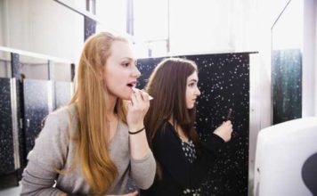 В российских школах хотят запретить макияж и крашеные волосы