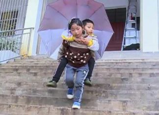 9-летняя девочка каждый день носит брата в школу на руках