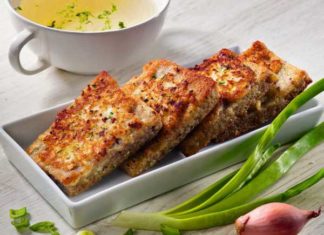 Пикантные гренки с луком