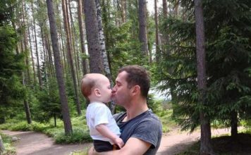 Суд обязал Кержакова вернуть сына матери
